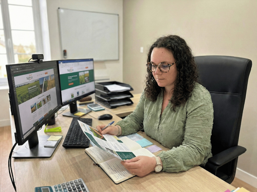 Julie Ribardière relisant un support de communication agricole au bureau, structuration de documents et supports digitaux