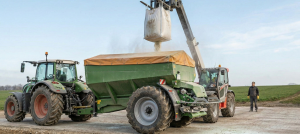 Épandage de chaux vive agricole avec chargement d’un épandeur attelé en big bag.