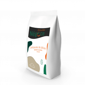 Mock-up du produit Carbonate de Calcium Négoce Drouillet en sac blanc avec étiquette produit et Sac de Carbonate de Calcium Négoce Drouillet, amendement calcaire broyé NF U 44-001 pour le chaulage agricole
