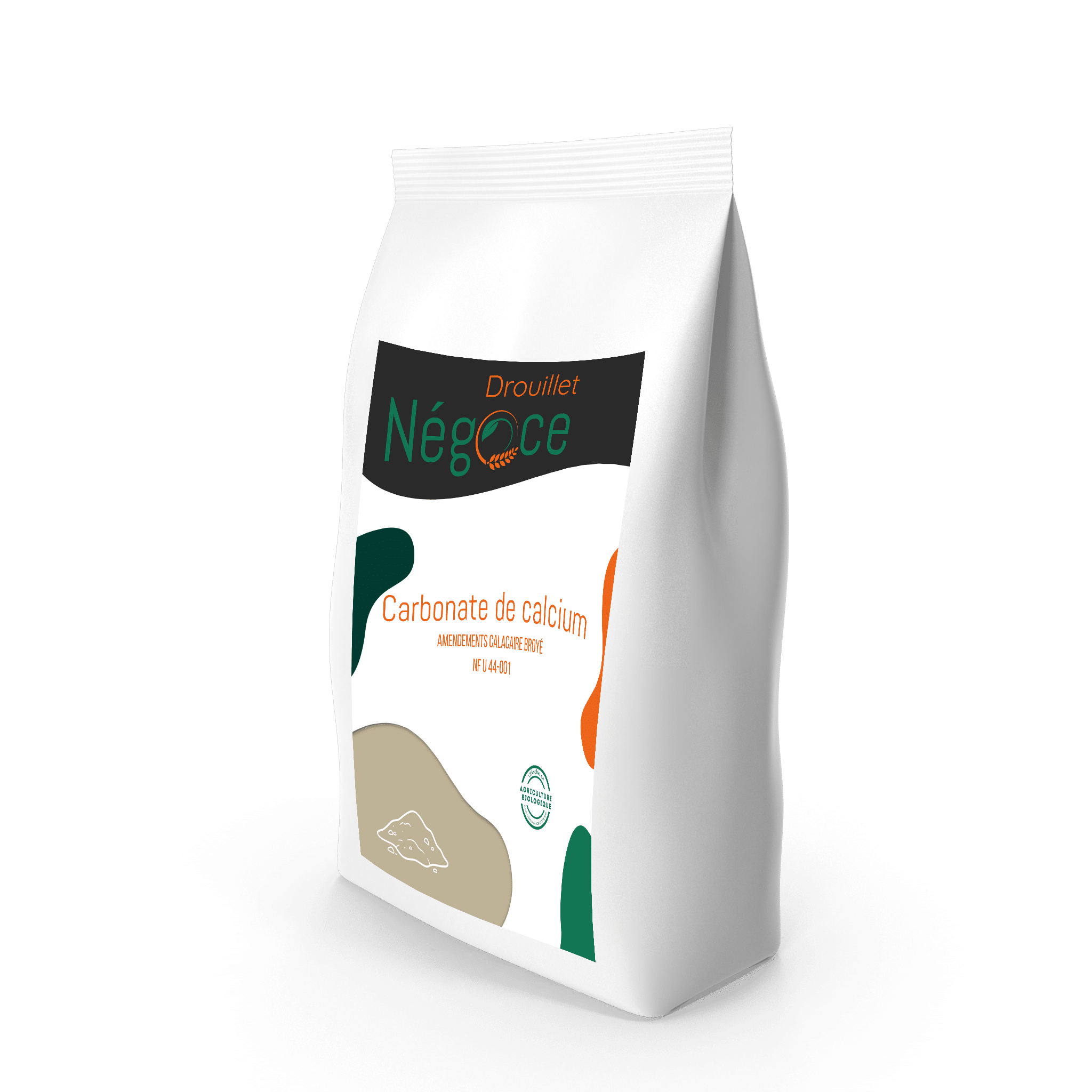 Carbonate de Calcium - Amendement calcaire broyé | Négoce Drouillet Mock-up du produit Carbonate de Calcium Négoce Drouillet en sac blanc avec étiquette produit et Sac de Carbonate de Calcium Négoce Drouillet, amendement calcaire broyé NF U 44-001 pour le chaulage agricole