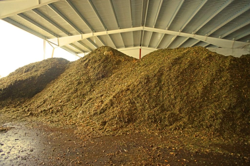 Tas de compost stockés sous un hangar métallique